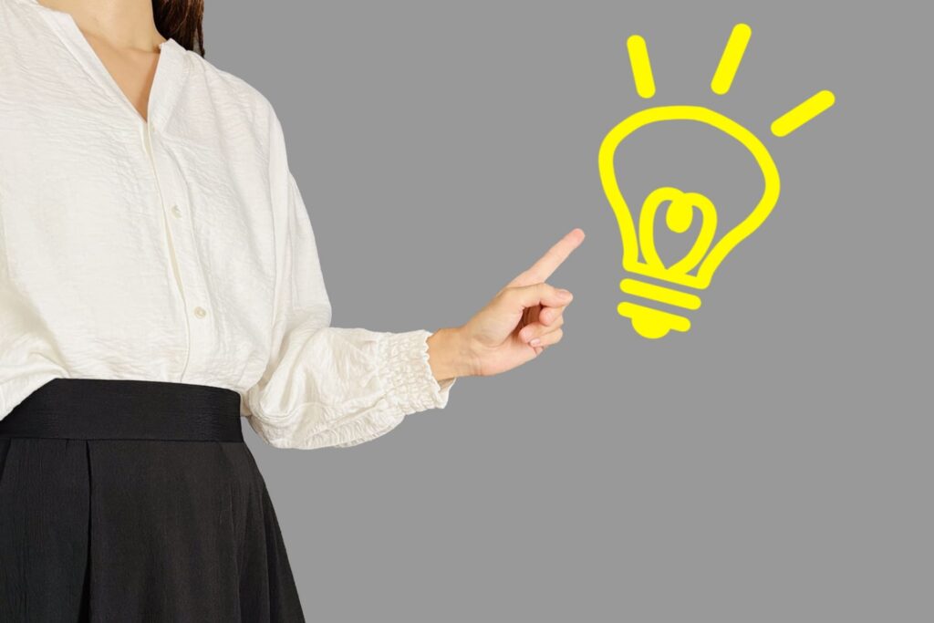 ひらめきを表す電球マークと女性のイメージ写真