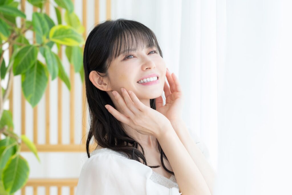 ホワイトニング後の自然な笑顔のイメージ