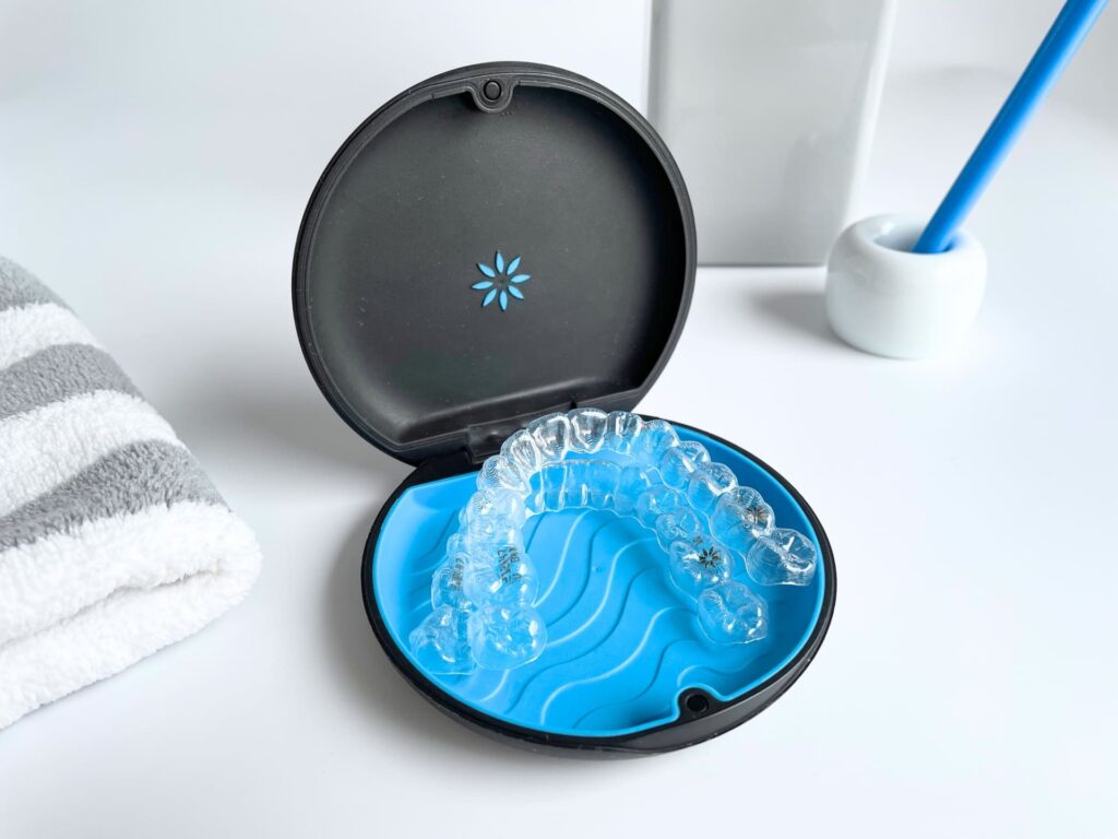 歯並びの調整に使用されるマウスピース型矯正装置の写真