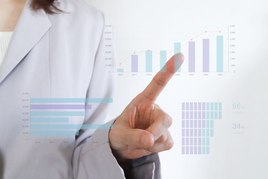 白衣を着た女性医療スタッフが人差し指で説明しているイメージ写真