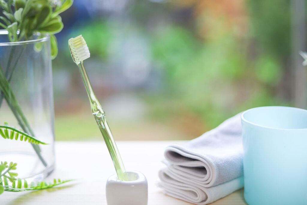 歯ブラシとタオルを並べた口腔ケアのイメージ写真