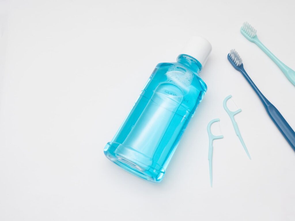 歯ブラシとマウスウォッシュを並べた口腔ケア用品の写真