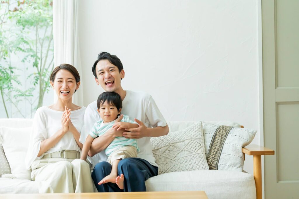 週末に家族でリラックスして過ごす、笑顔の日本人ファミリーの様子