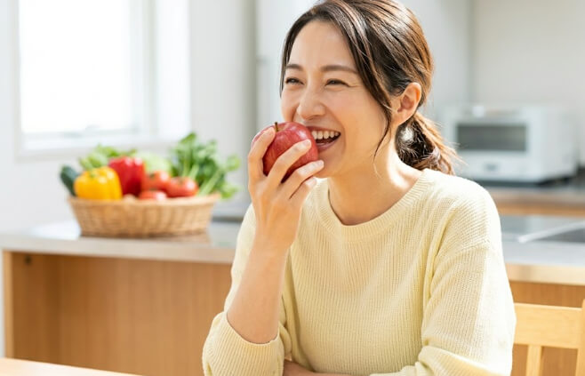 健康な歯で食事を満喫する日本人女性の朝の食卓