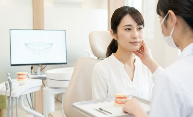 セラミック治療のこだわりを説明される女性