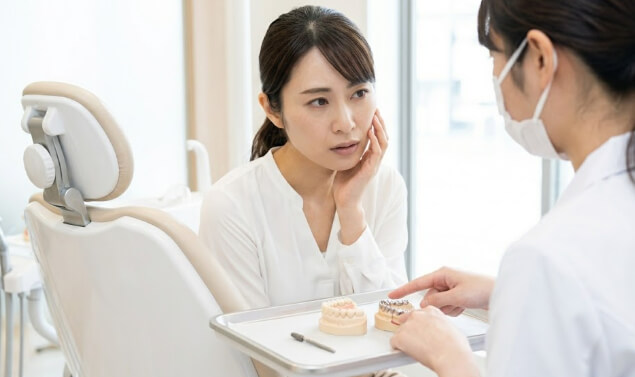 治療椅子で歯科相談中の日本人女性
