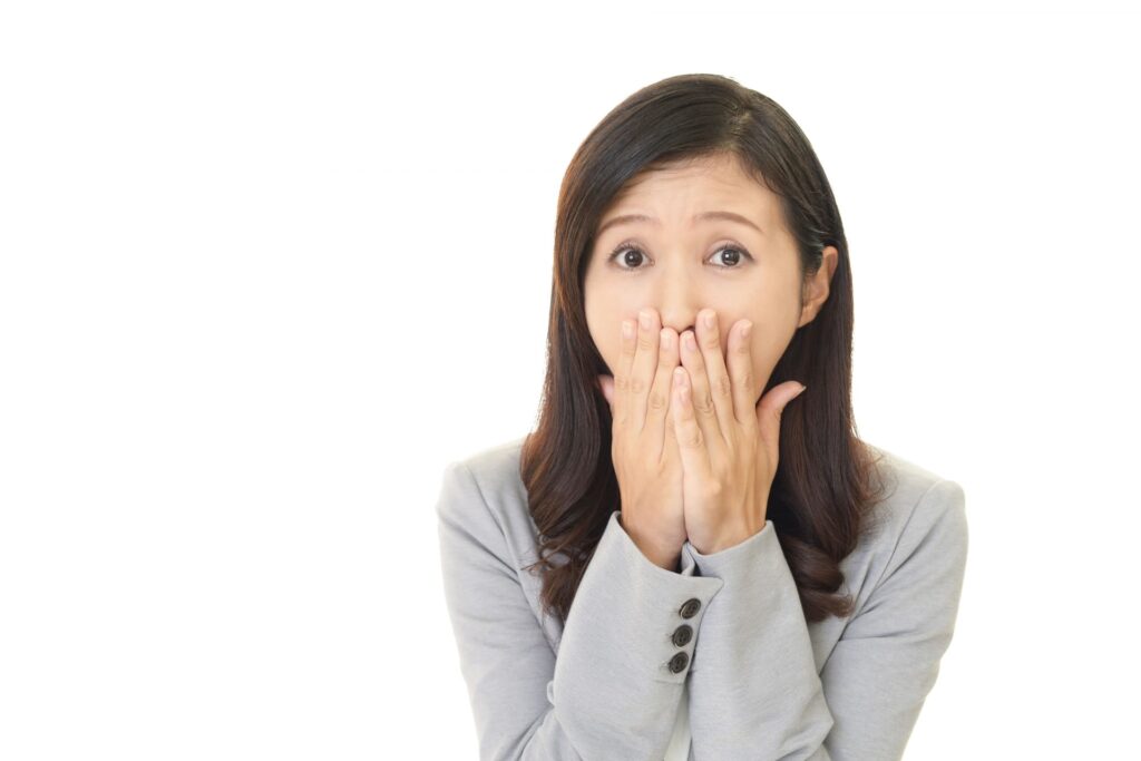 加齢に伴う口臭の悩みを抱える中高年のイメージ