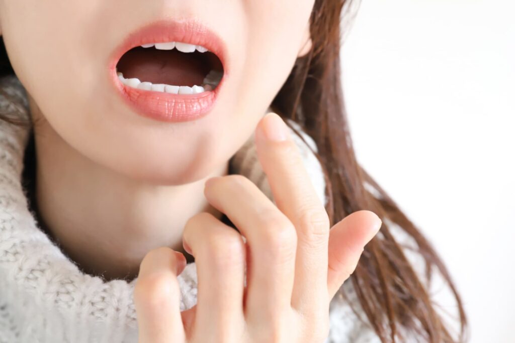 口臭が気になる女性のイメージ写真