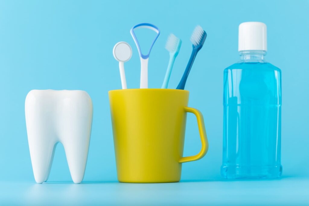 歯ブラシやデンタルフロスなどオーラルケア用品一式の写真