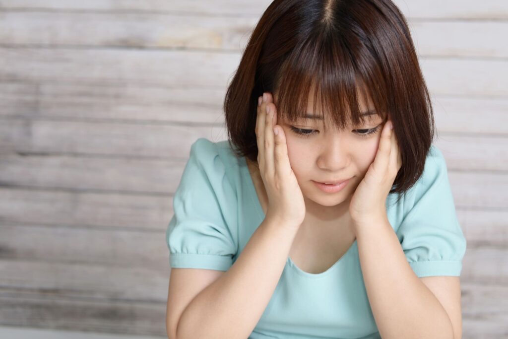 歯医者に行くことを不安に感じている女性の様子