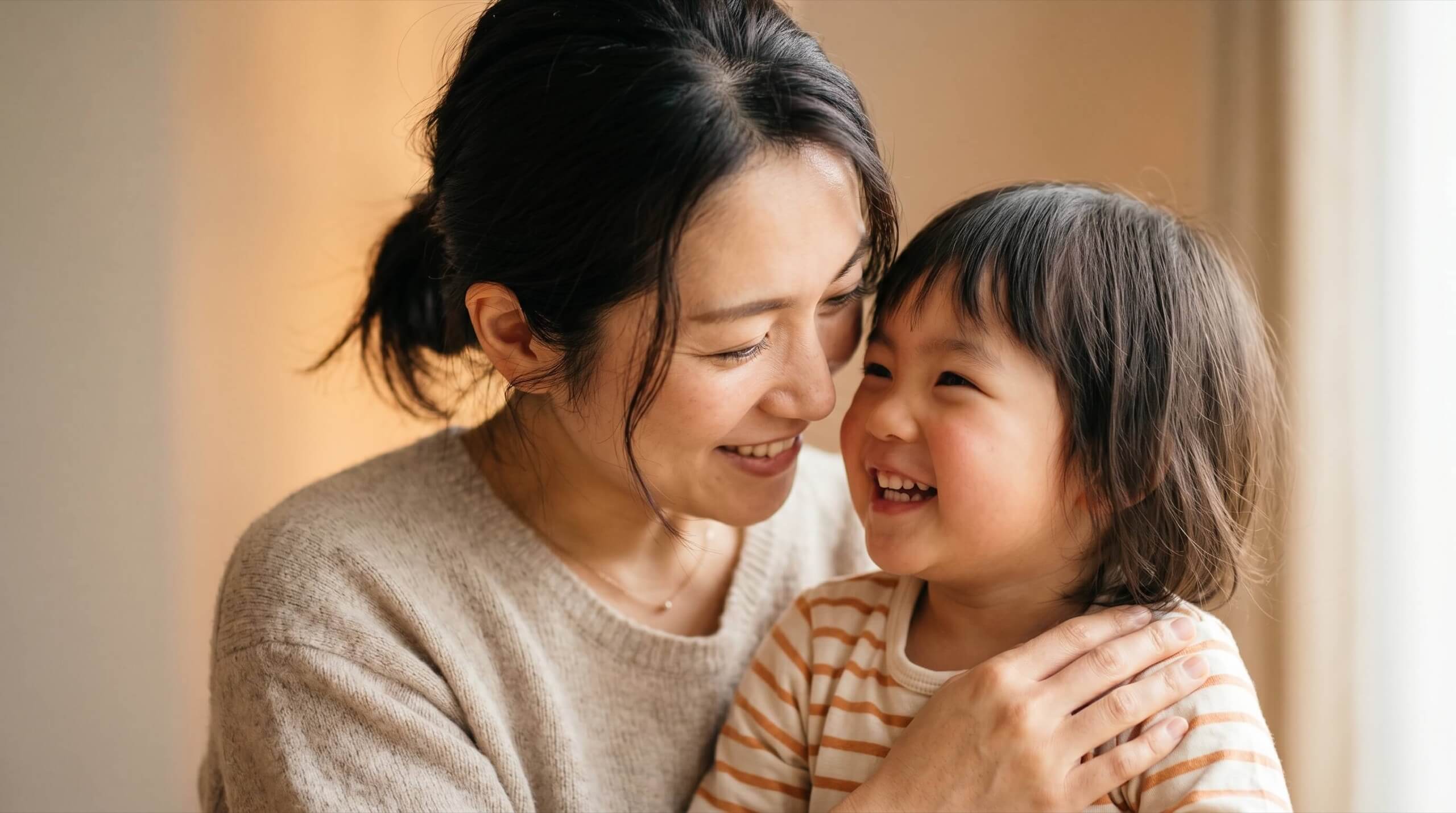 母と子が笑顔を見せている様子