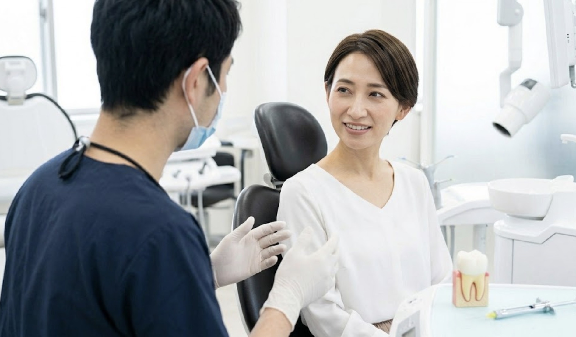歯科医師から痛みへの配慮と治療内容の説明を受ける女性の様子