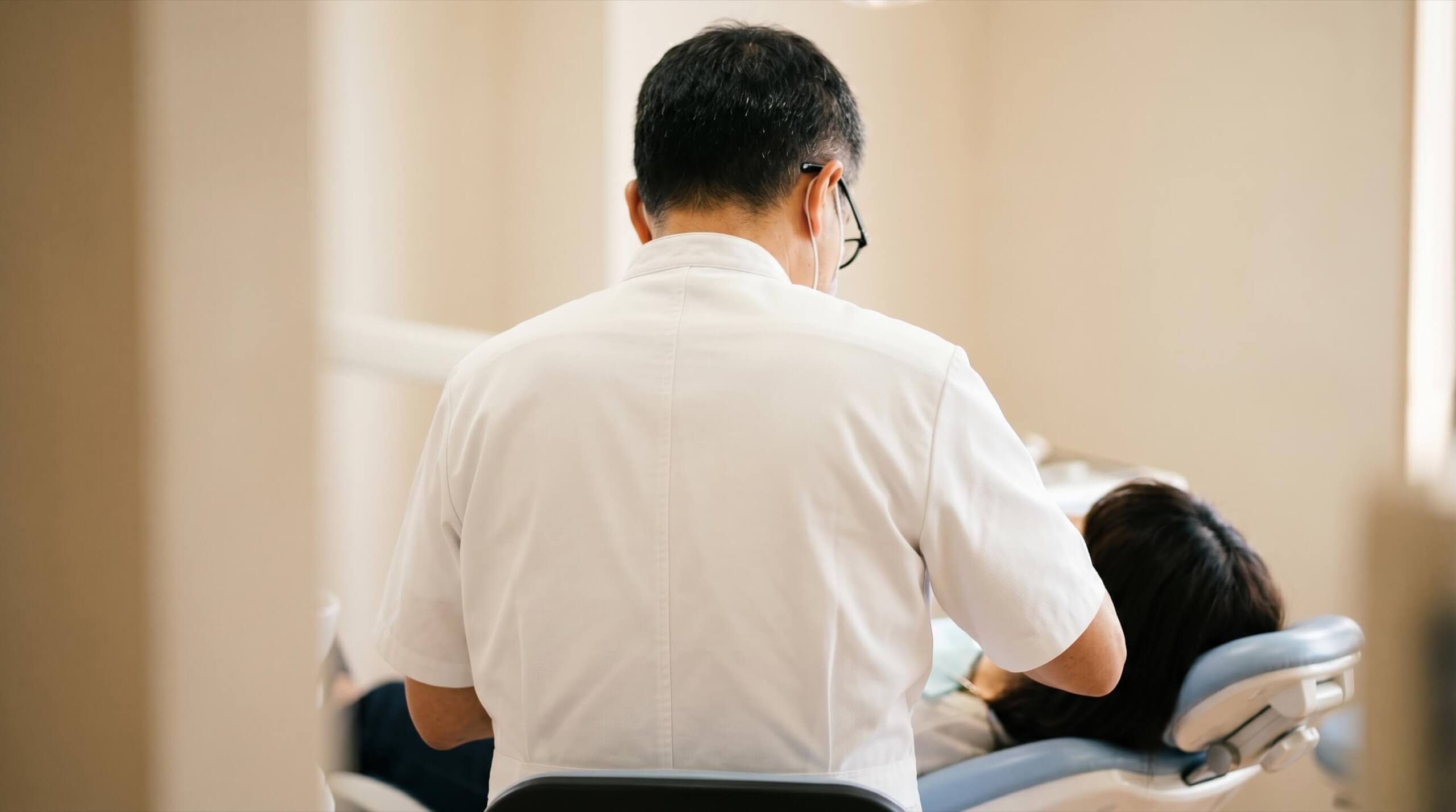被せ物のケアに関する口腔検査の様子