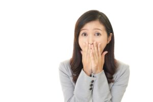 加齢に伴う口臭の悩みを抱える中高年のイメージ