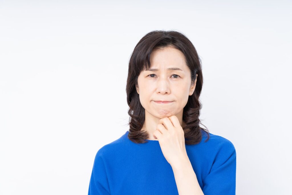 ホワイトニングについて悩む中年女性のイメージ
