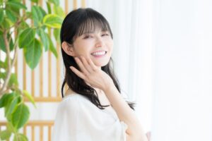 歯の健康を意識する50代女性の笑顔のイメージ