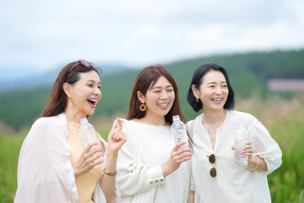 笑顔で会話を楽しむミドル世代の女性3人