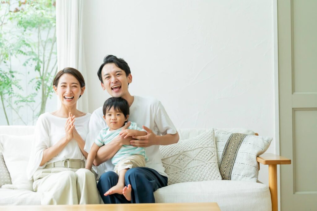週末に家族でリラックスして過ごす、笑顔の日本人ファミリーの様子