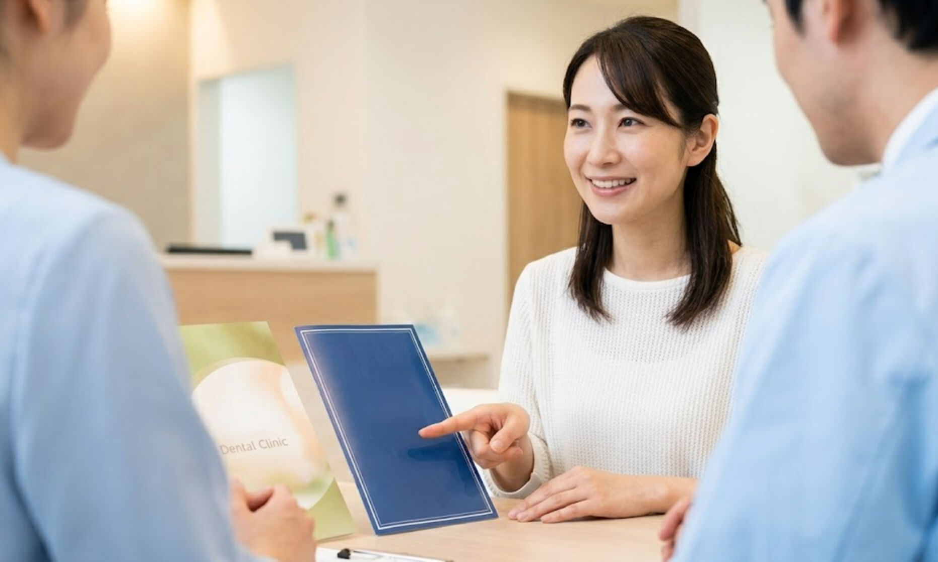 カウンセリングで笑顔で話す、選択肢を考える日本人女性