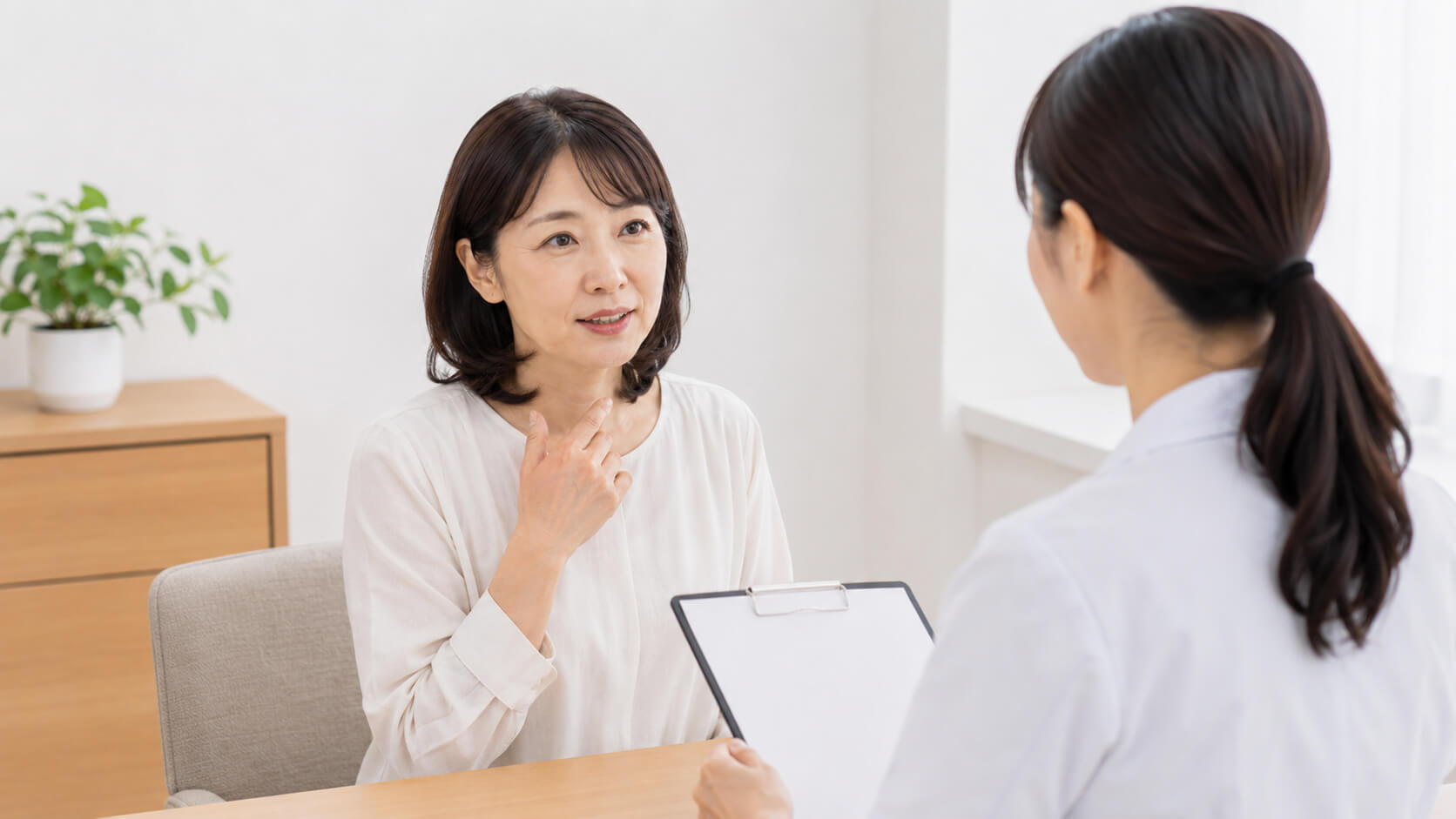 カウンセリングルームでMRI検査前の確認をする女性の様子