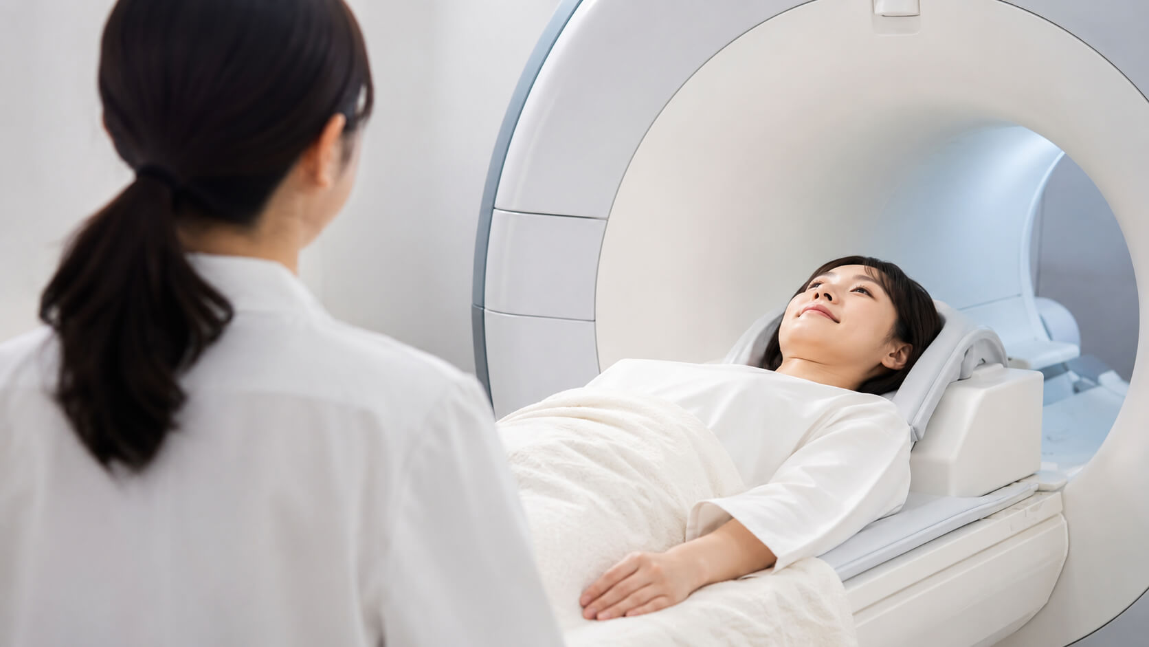 MRI検査を受けるインプラント治療後の女性の様子