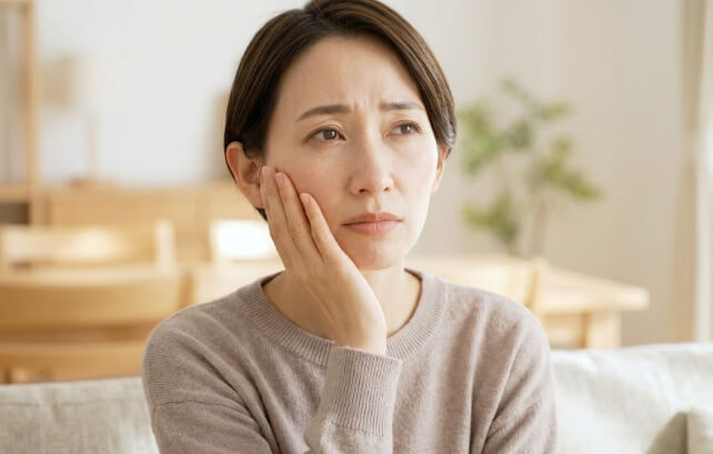 歯科医院で安心して定期検診を受ける日本人女性