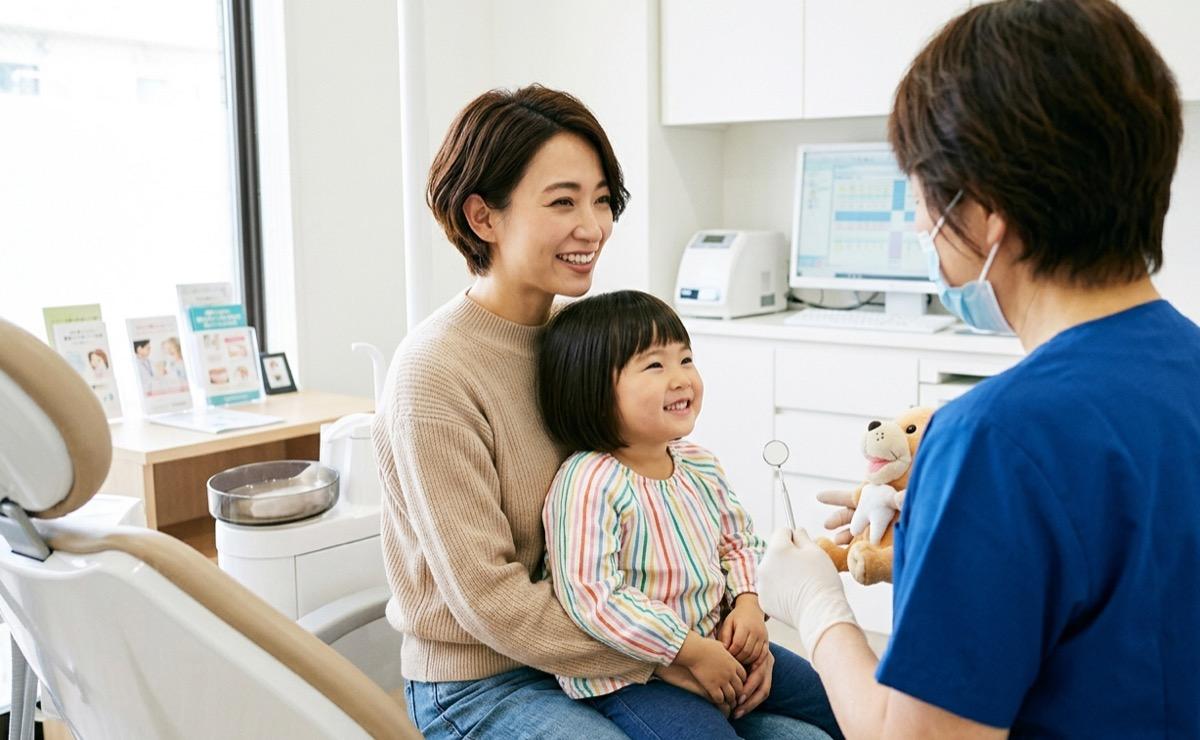 歯科医院で親子が相談する様子