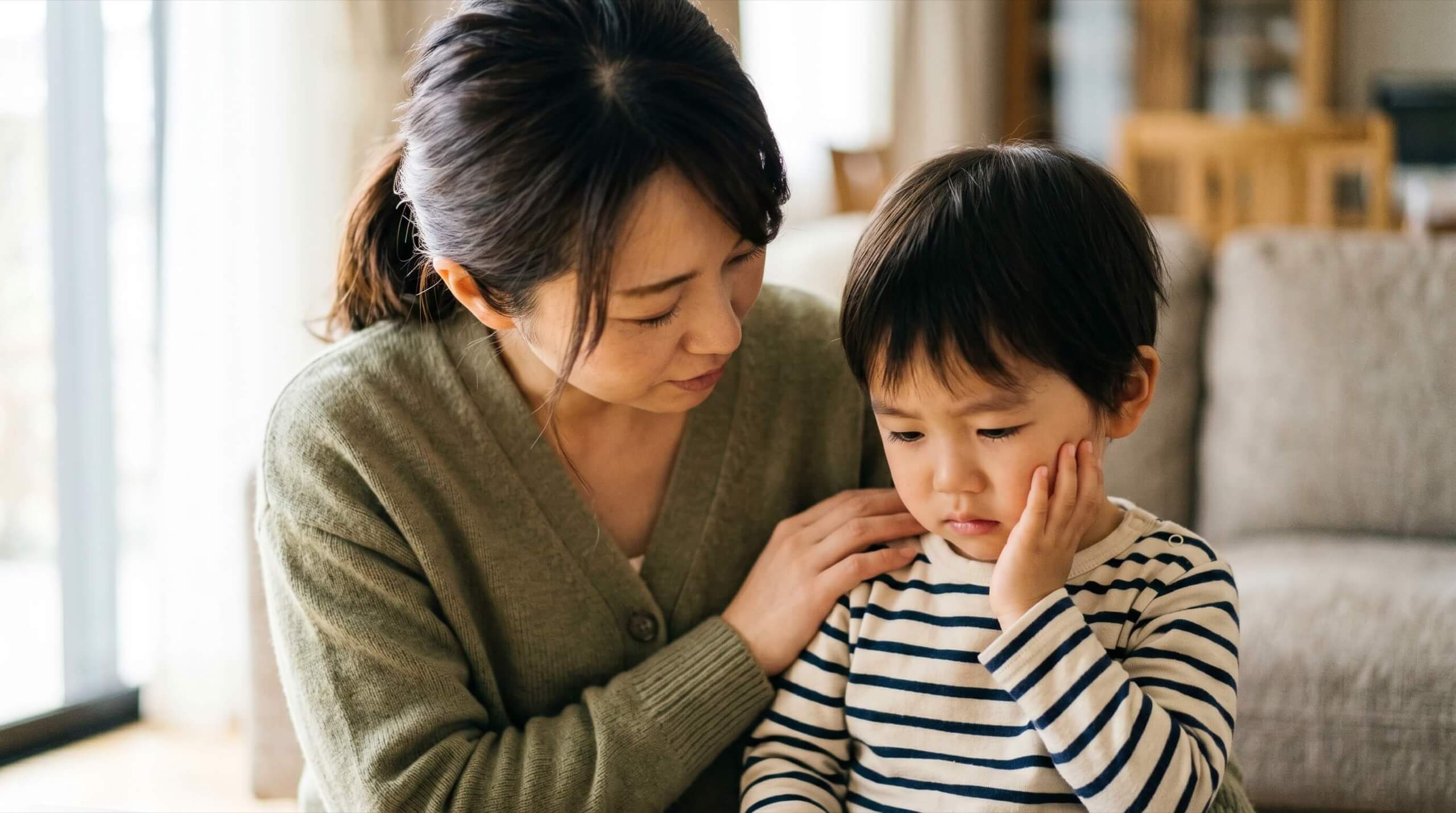歯の痛みを気にするお子さまと保護者の様子