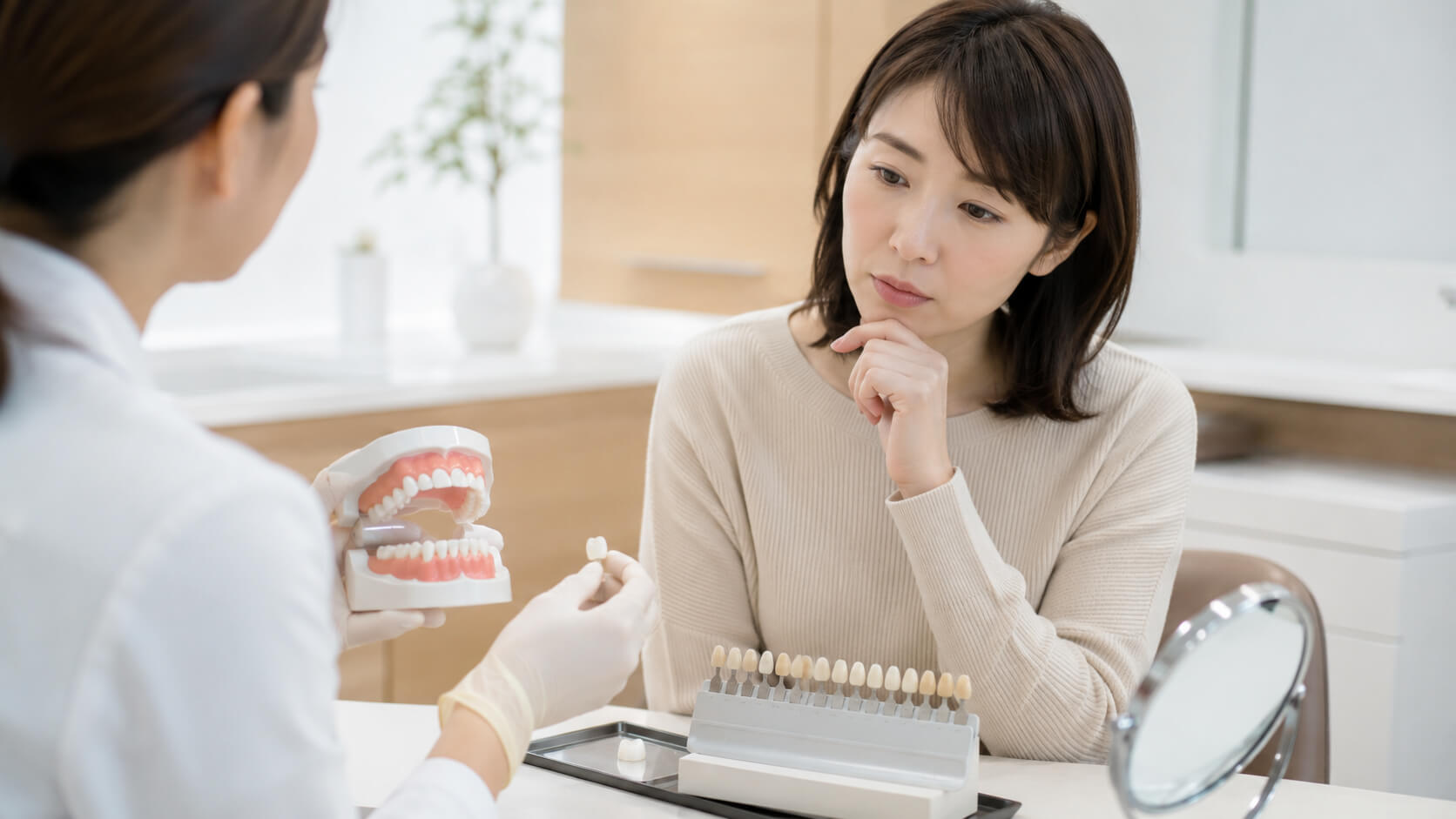 セラミック治療について相談する女性の様子