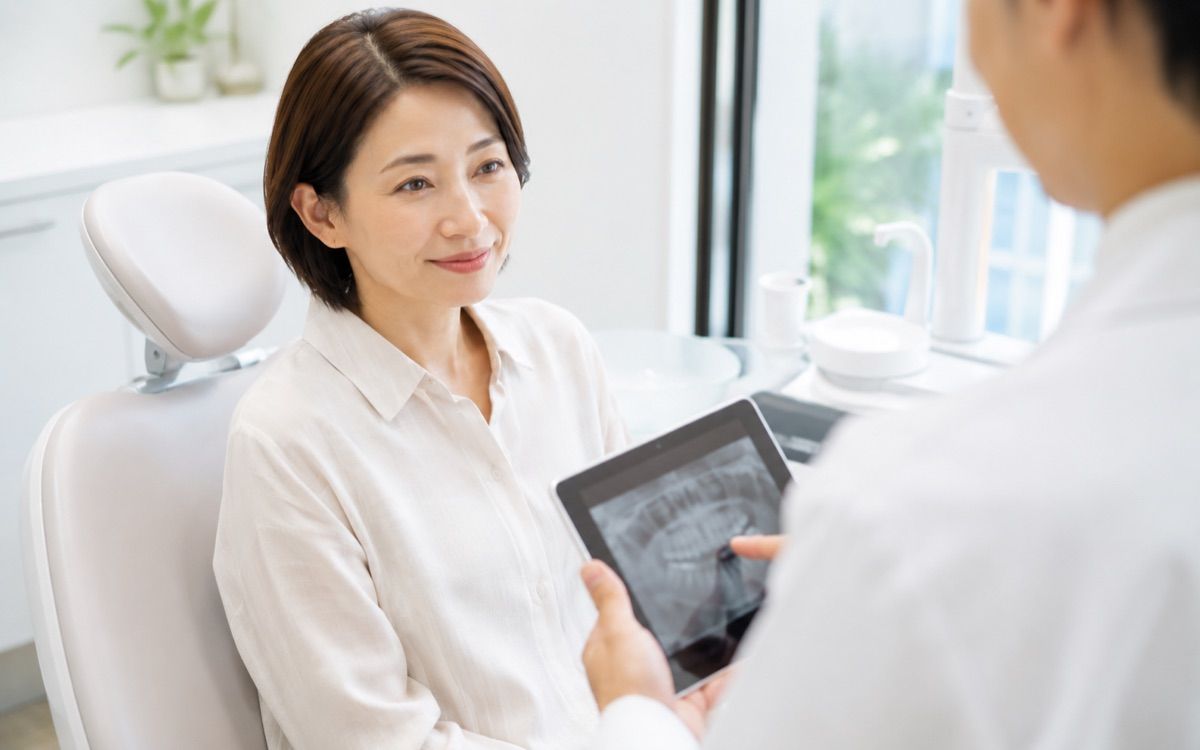 歯科医院で治療の説明を受ける女性の様子