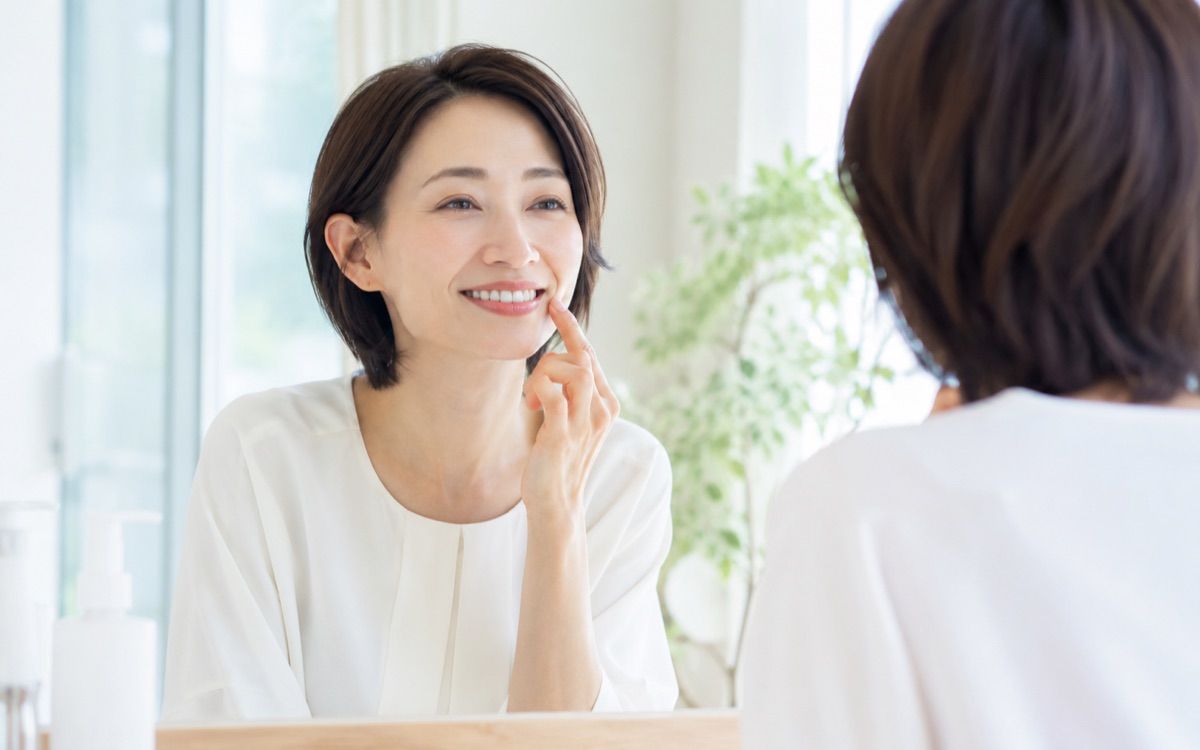 洗面台で歯の健康を意識する女性の様子
