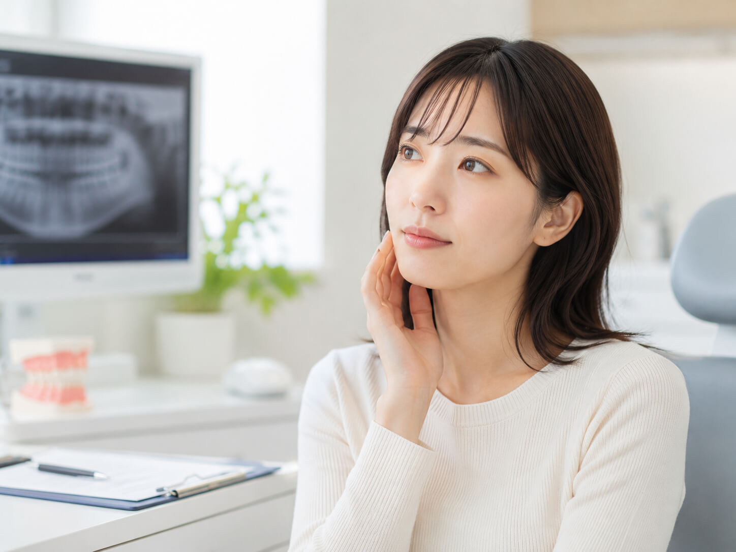 噛み合わせに悩む女性