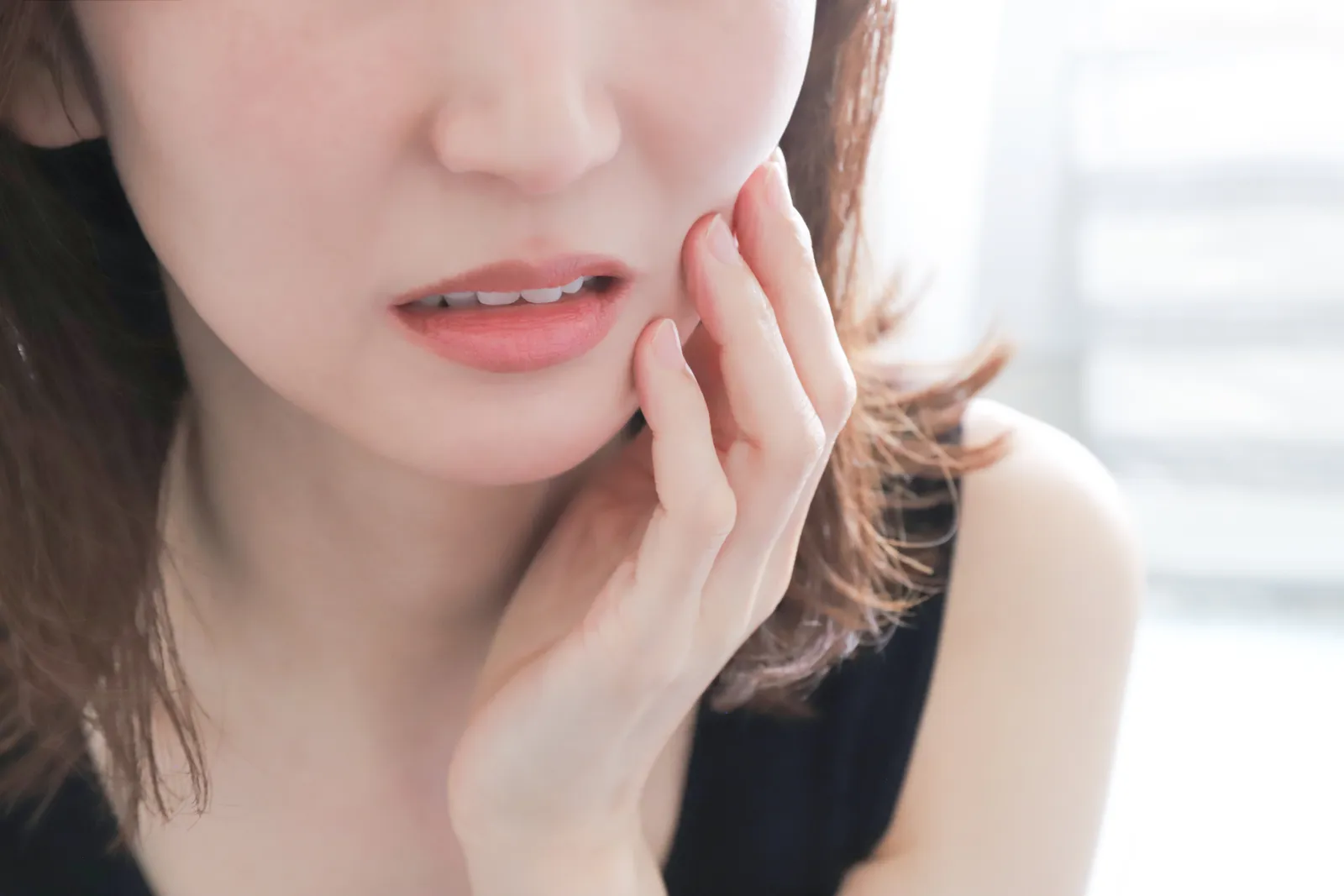 歯科恐怖症で受診できず歯の痛みを我慢する女性