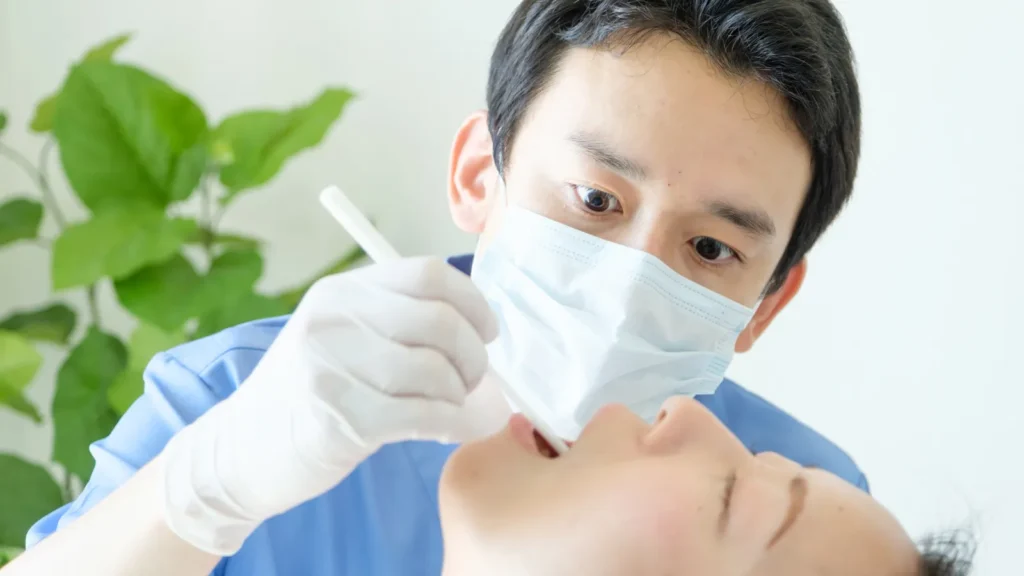 歯科医院で痛みを抑えた虫歯治療を受ける様子
